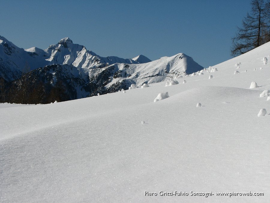 33  La neve scende in piccoli frantumi.jpg